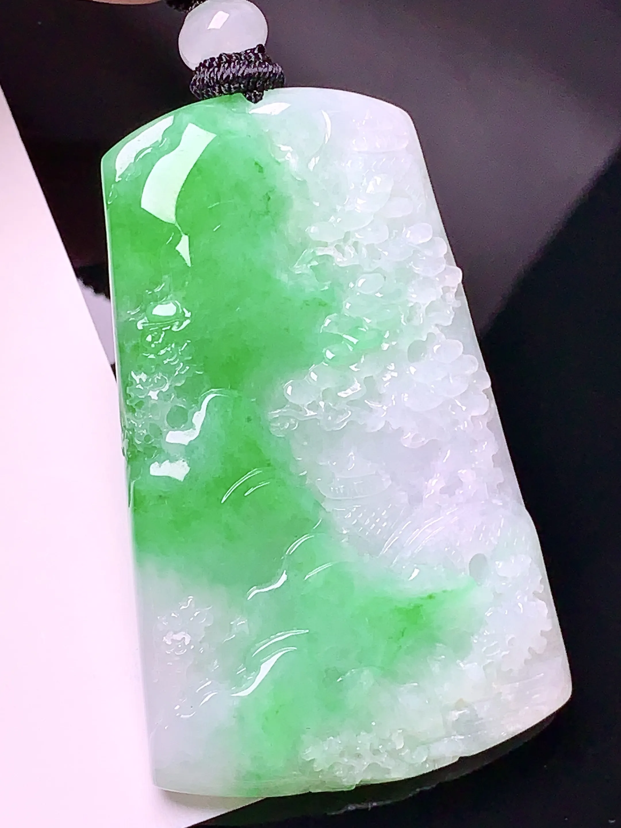 飘绿山水牌吊坠 玉质细腻 色泽清新艳丽 整体尺寸50.8*31.7*6