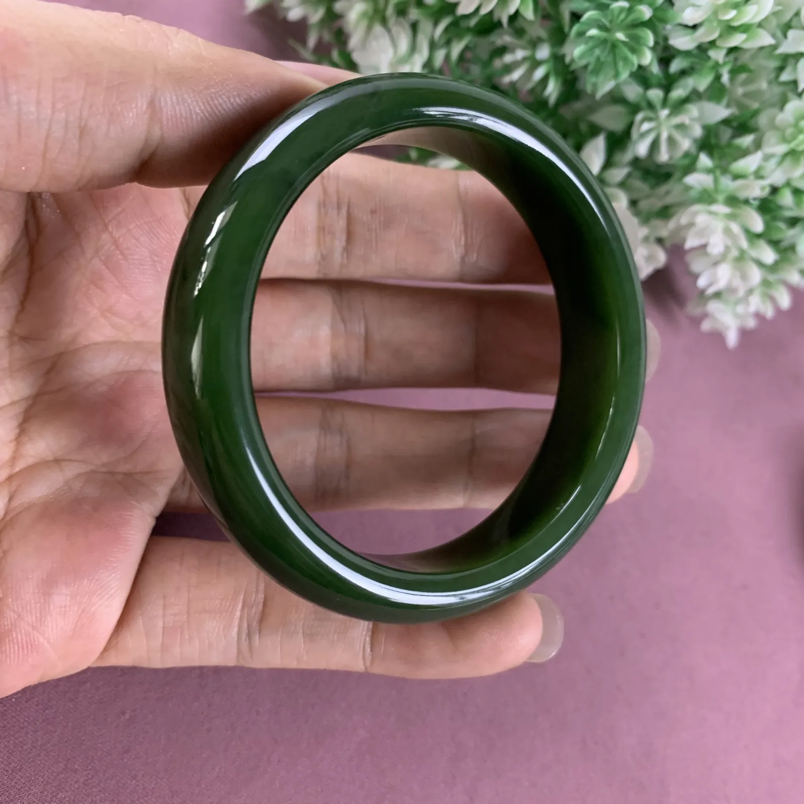 和田玉碧玉57圈口菠菜绿手镯，圈口57宽14.5品质好，料子好，脂粉好，细腻油润，佩戴端庄典雅，低调内涵。