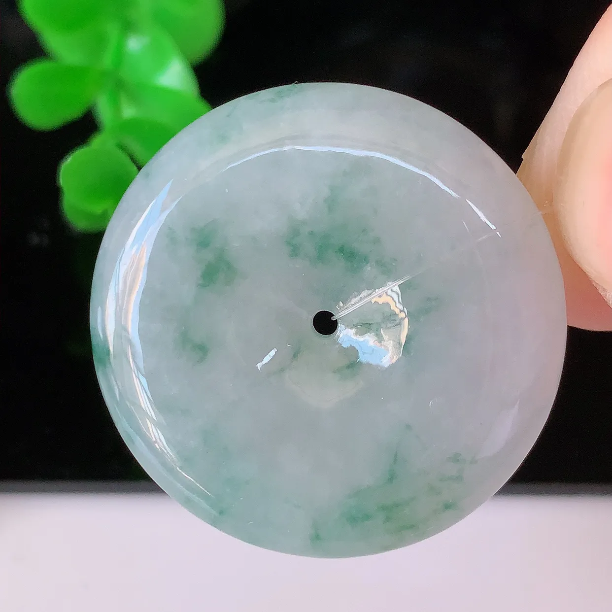 自然光实拍，水润飘花翡翠平安扣吊坠，翠色灵动，玉质细腻，颜色漂亮，品相佳，佩戴佳品！#49.4