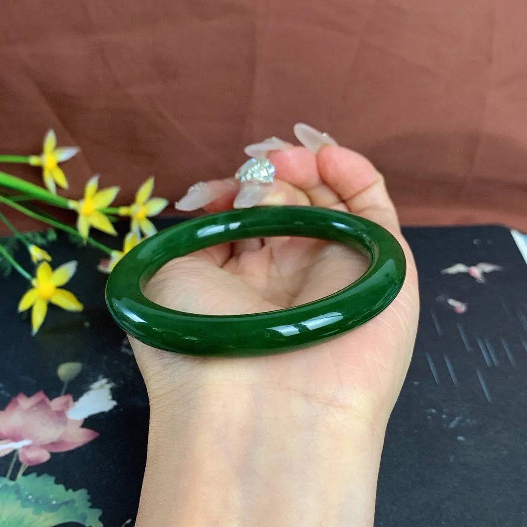 和田玉57圈口菠菜绿圆条碧玉手镯！圈口57宽9玉质细腻油润 底色纯净 无裂无棉 脂粉好，品质高。