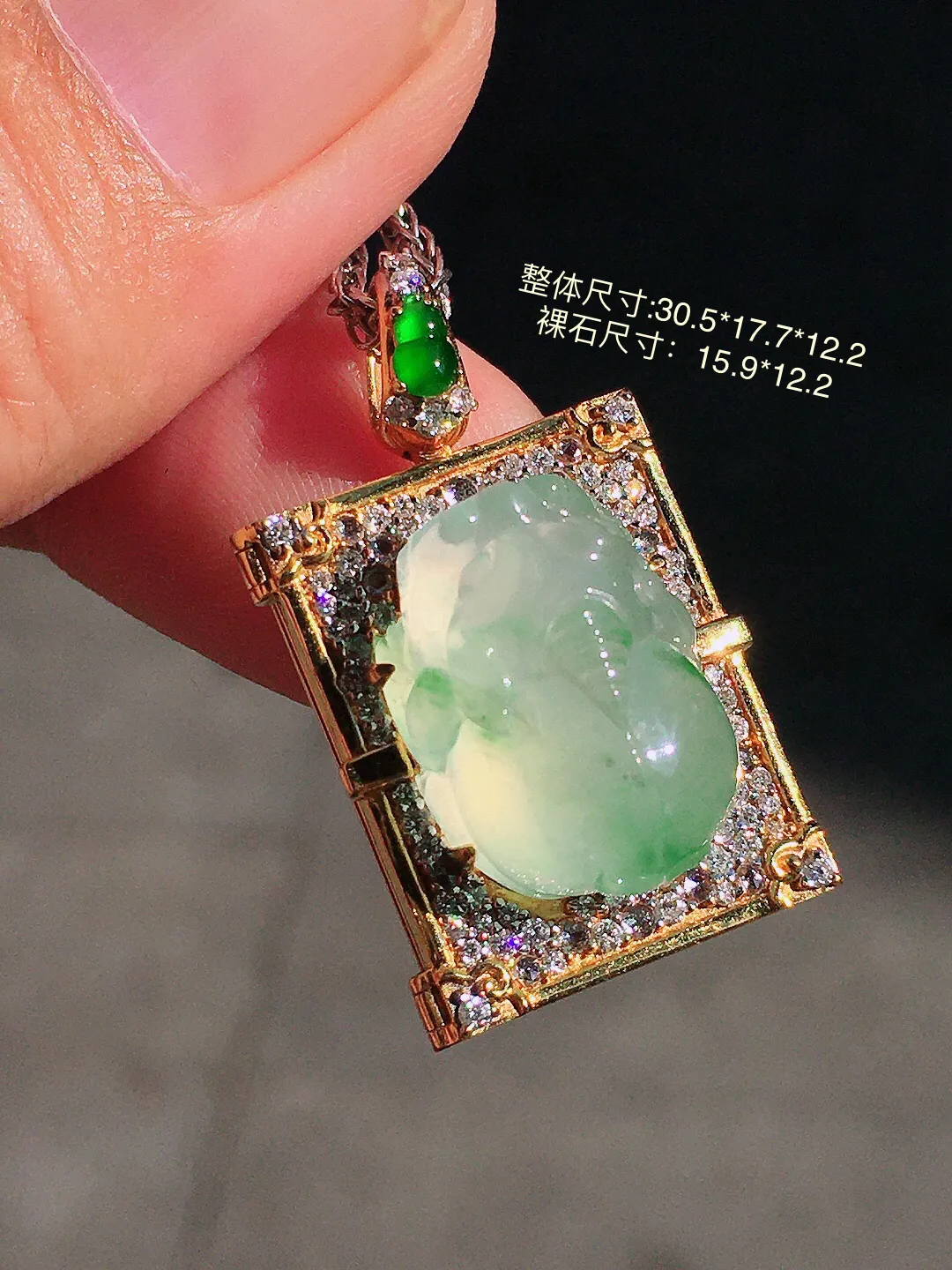 冰飘绿貔貅吊坠，色泽艳丽，玉质细腻，荧光感超
强，饱满圆润，尽显优雅气质，18k
金豪华镶嵌