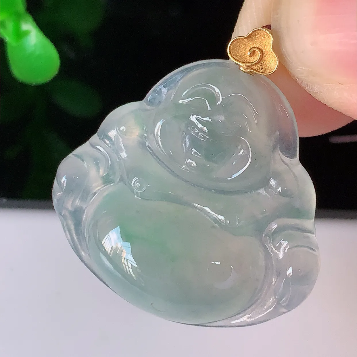 自然光实拍，18K金镶嵌冰种飘花翡翠佛公吊坠，冰透饱满， 佛公亦保平安，寓意有福（佛公）相伴，品相佳，配戴优雅迷人！#1.4整体29裸石26.6*25*6.2