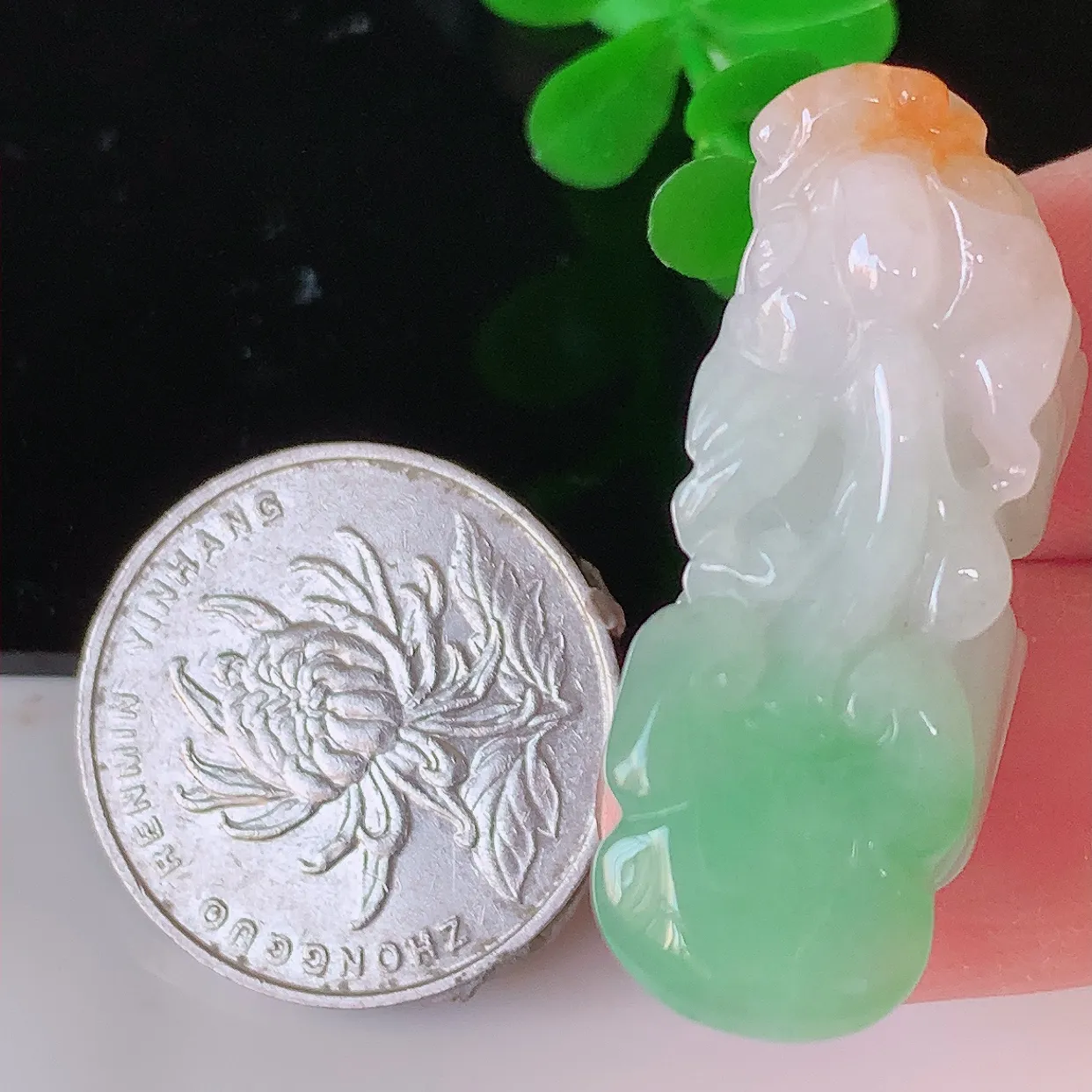 自然光实拍，冰润黄加绿翡翠招财貔貅吊坠，三彩，民间有“一摸貔貅运程旺盛，再摸貔貅财运滚滚，三摸貔貅平步青云 ”的美好祝愿。#81.4