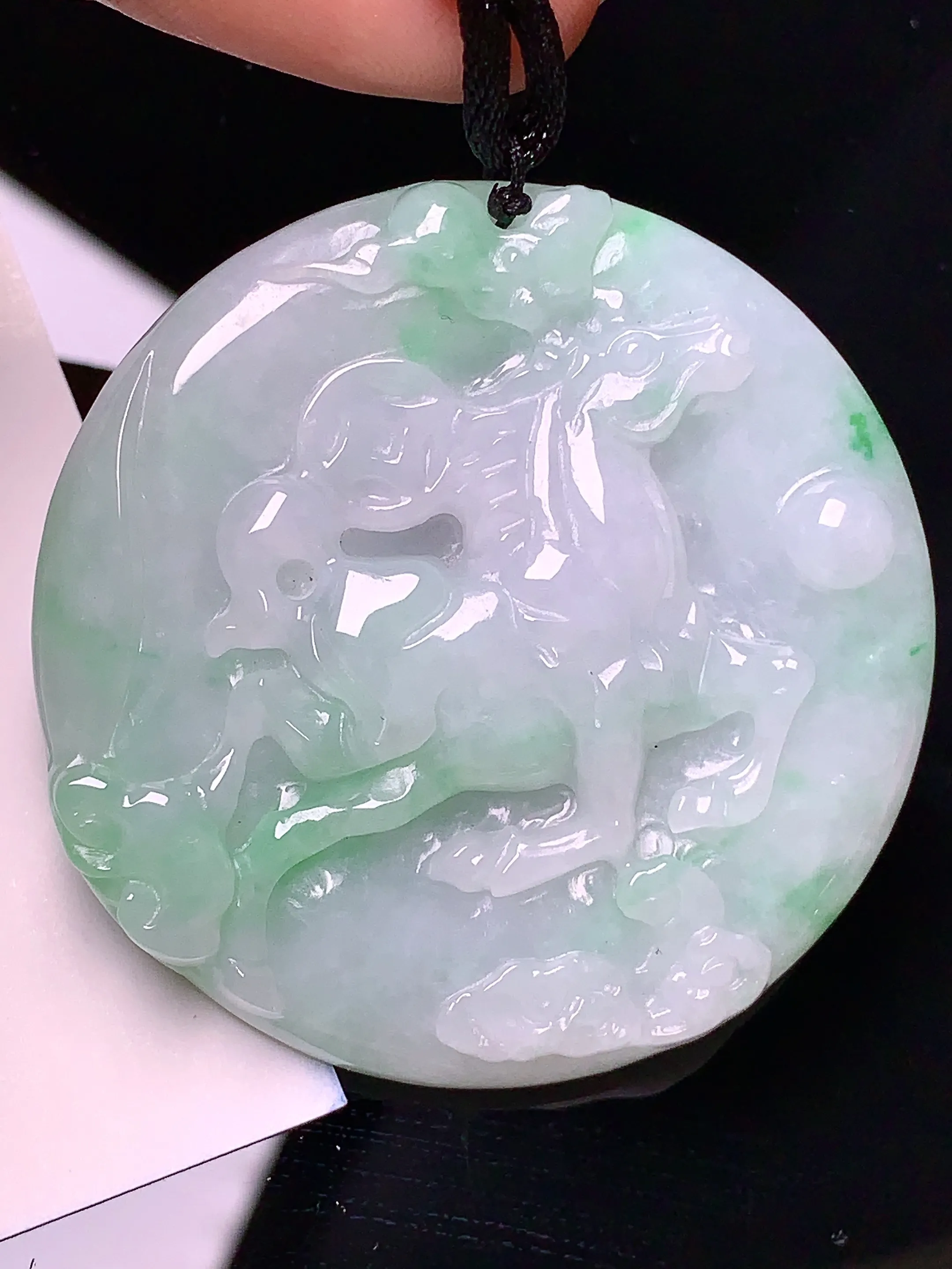 飘绿生肖马牌吊坠 玉质细腻 色泽清新艳丽 整体尺寸45.5*6.7