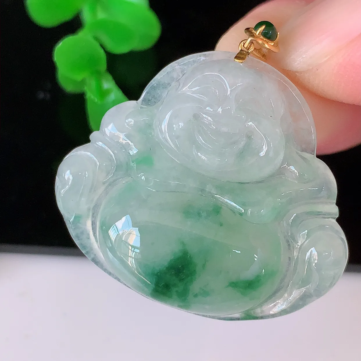 自然光实拍，18K金镶嵌冰种飘花翡翠佛公吊坠，冰透饱满， 佛公亦保平安，寓意有福（佛公）相伴，品相佳，配戴优雅迷人！#49.4整体32.5裸石30.8*27*5.6