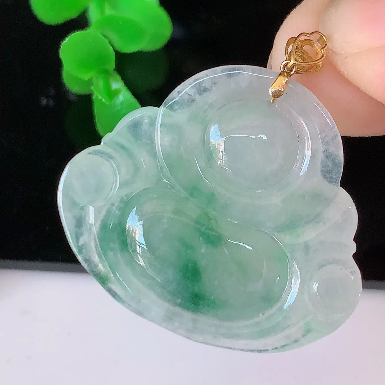 自然光实拍，18K金镶嵌冰种飘花翡翠佛公吊坠，冰透饱满， 佛公亦保平安，寓意有福（佛公）相伴，品相佳，配戴优雅迷人！#49.4整体32.5裸石30.8*27*5.6