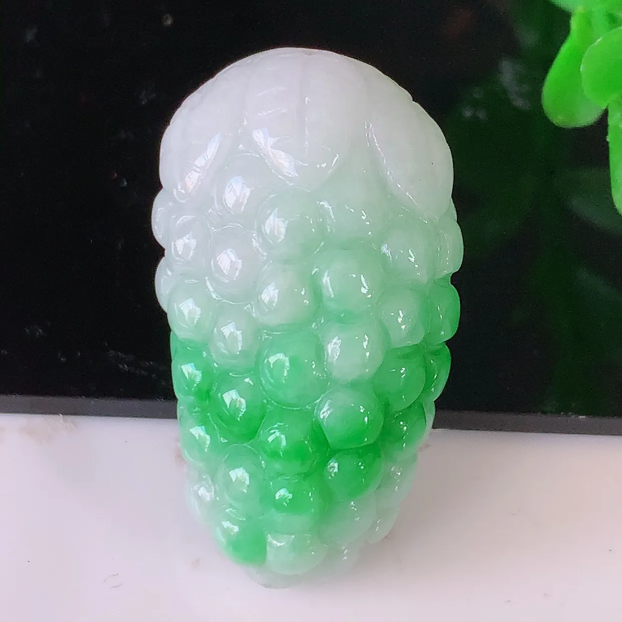 自然光实拍，冰润飘绿翡翠多子多福葡萄吊坠，种老水足，雕工精湛 ，寓意美好，佩戴时尚出众！#1.4