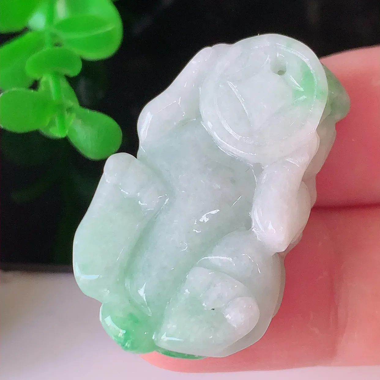 自然光实拍，冰润飘绿招财貔貅吊坠，民间有“一摸貔貅运程旺盛，再摸貔貅财运滚滚，三摸貔貅平步青云 ”的美好祝愿。#81.4