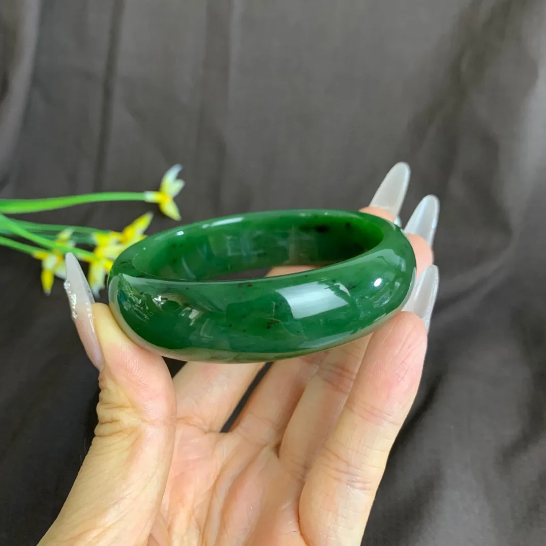 和田玉58圈口鲜菠菜绿宽版碧玉手镯！玉质细腻油润 底色纯净 无裂无棉 脂粉好，品质高。
