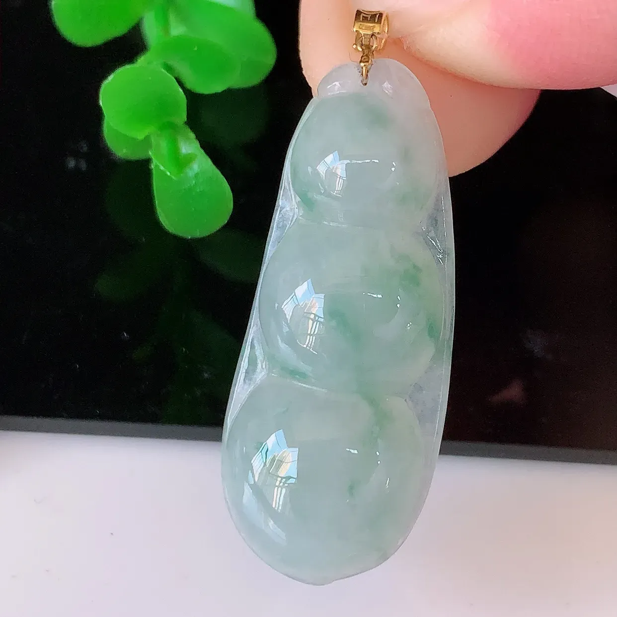 18K金镶嵌冰飘花翡翠四季豆吊坠，平安豆福豆玉坠，冰润通透，豆粒饱满，寓意：豆蔻年华！#49.4