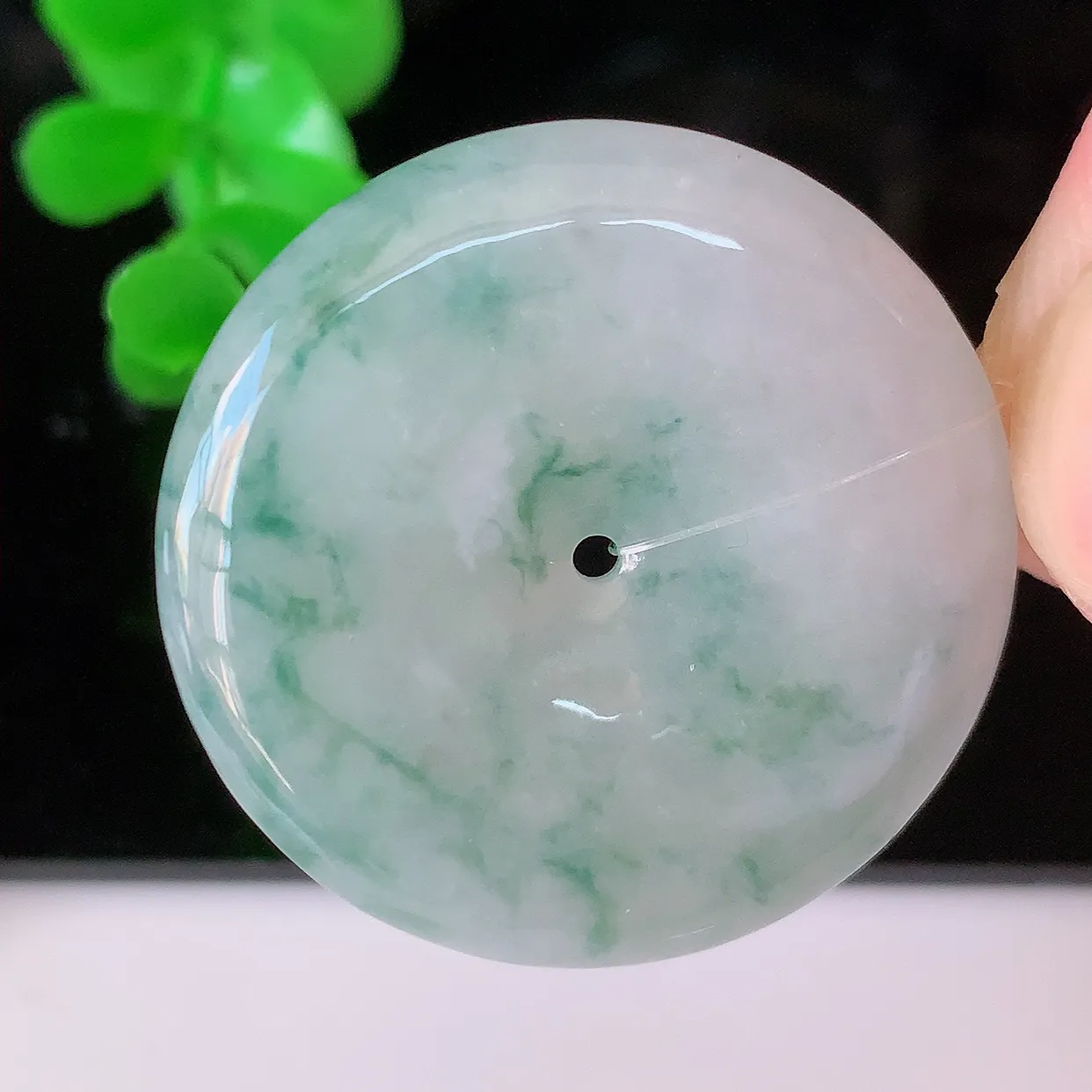 自然光实拍，水润飘花翡翠平安扣吊坠，翠色灵动，玉质细腻，颜色漂亮，品相佳，佩戴佳品！#49.4