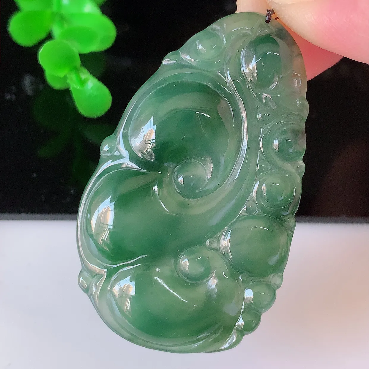 自然光实拍，冰种飘花翡翠如意吊坠，冰透，翠色灵动，饱满，万事如意，如意一生，配戴精美！#01.4