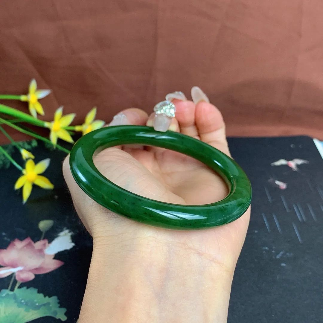 和田玉57圈口菠菜绿圆条碧玉手镯！圈口57宽9玉质细腻油润 底色纯净 无裂无棉 脂粉好，品质高。