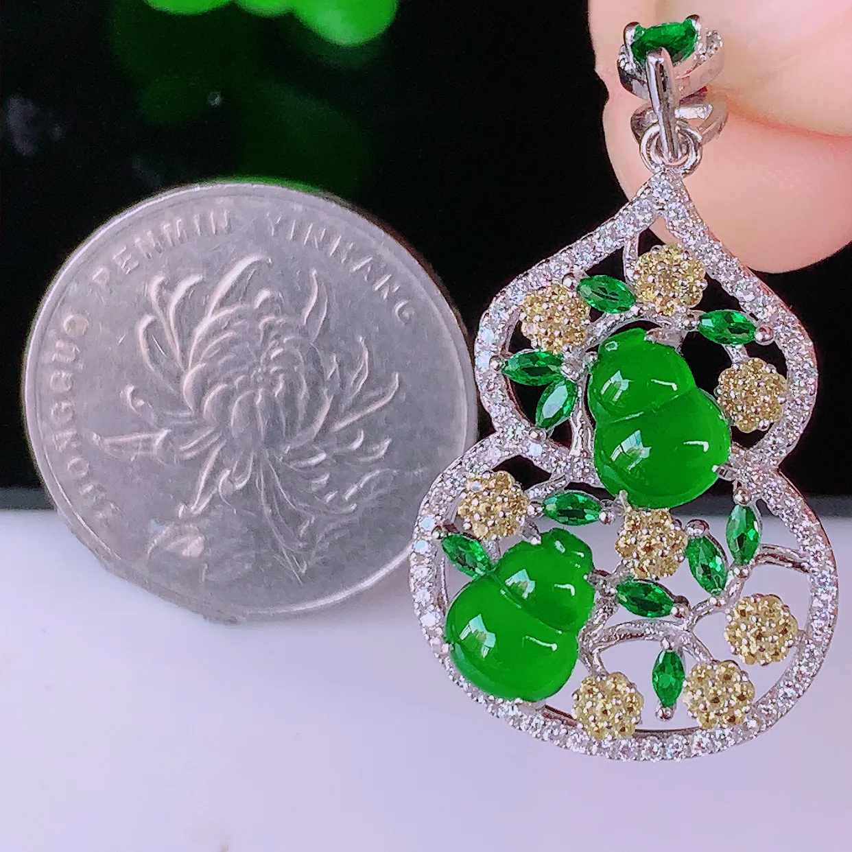 冰透满绿翡翠葫芦925银镶嵌吊坠，自然光实拍，翠色灵动，颜色漂亮，种老水足，品相佳，佩戴佳品！#97.4整体35*19.5*7裸石7.7*5.5