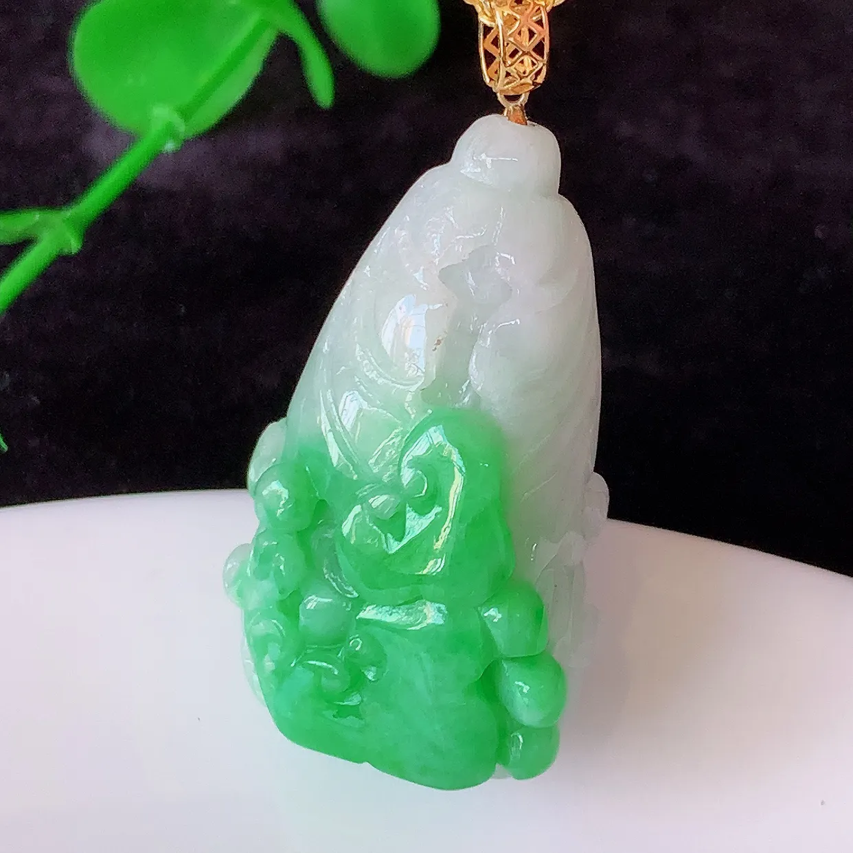 18K金镶嵌辣绿翡翠招百财白菜吊坠，百财聚来，财源滚滚，色泽鲜艳，精工水润的白菜，性价比高！#1.4