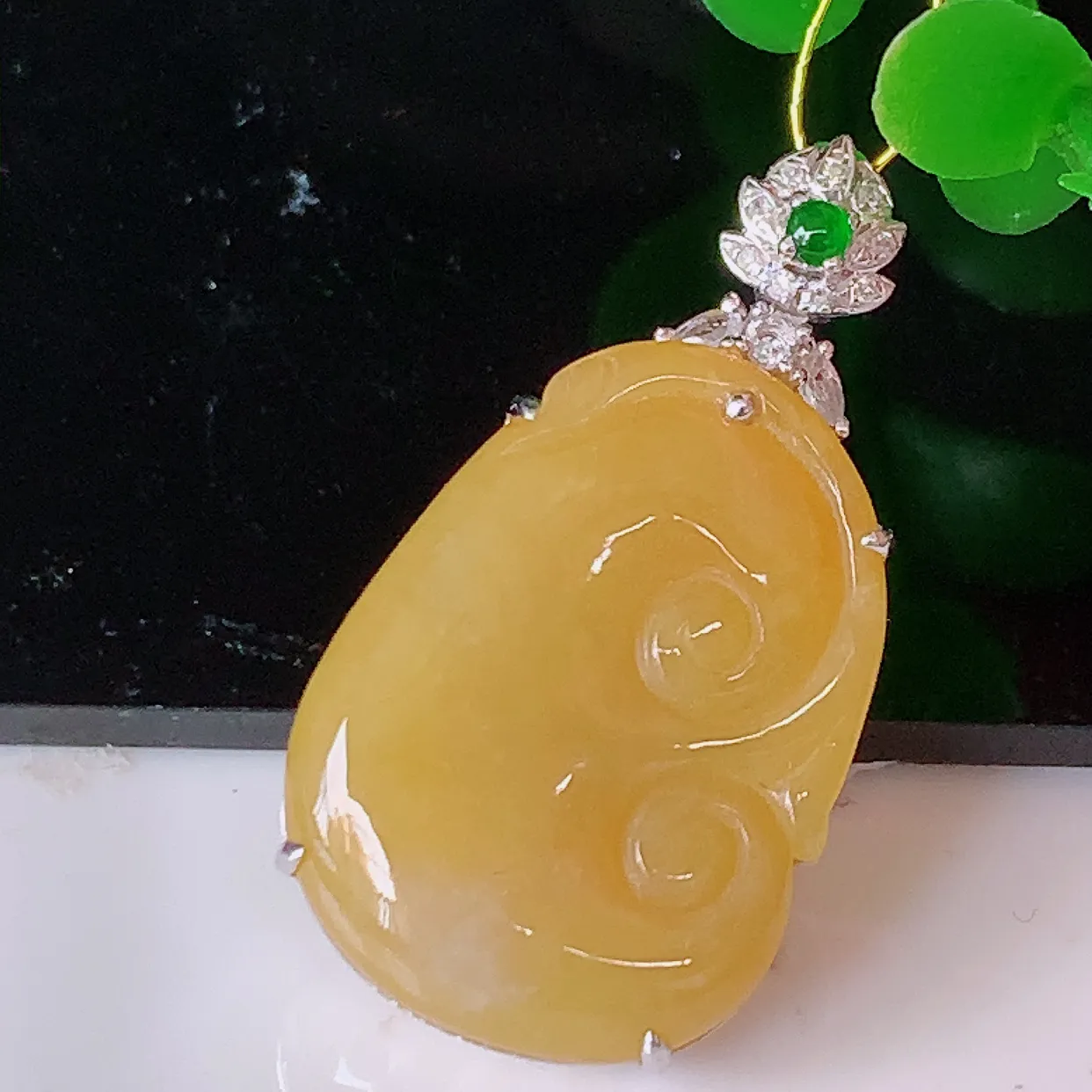 自然光实拍，18k金镶嵌黄翡翡翠如意吊坠，寓意顺心如意，事事如意，吉祥如意，细腻饱满，色泽鲜艳，称心如意佩戴优雅时尚！#35.4整体30-16-5.5裸石22-16