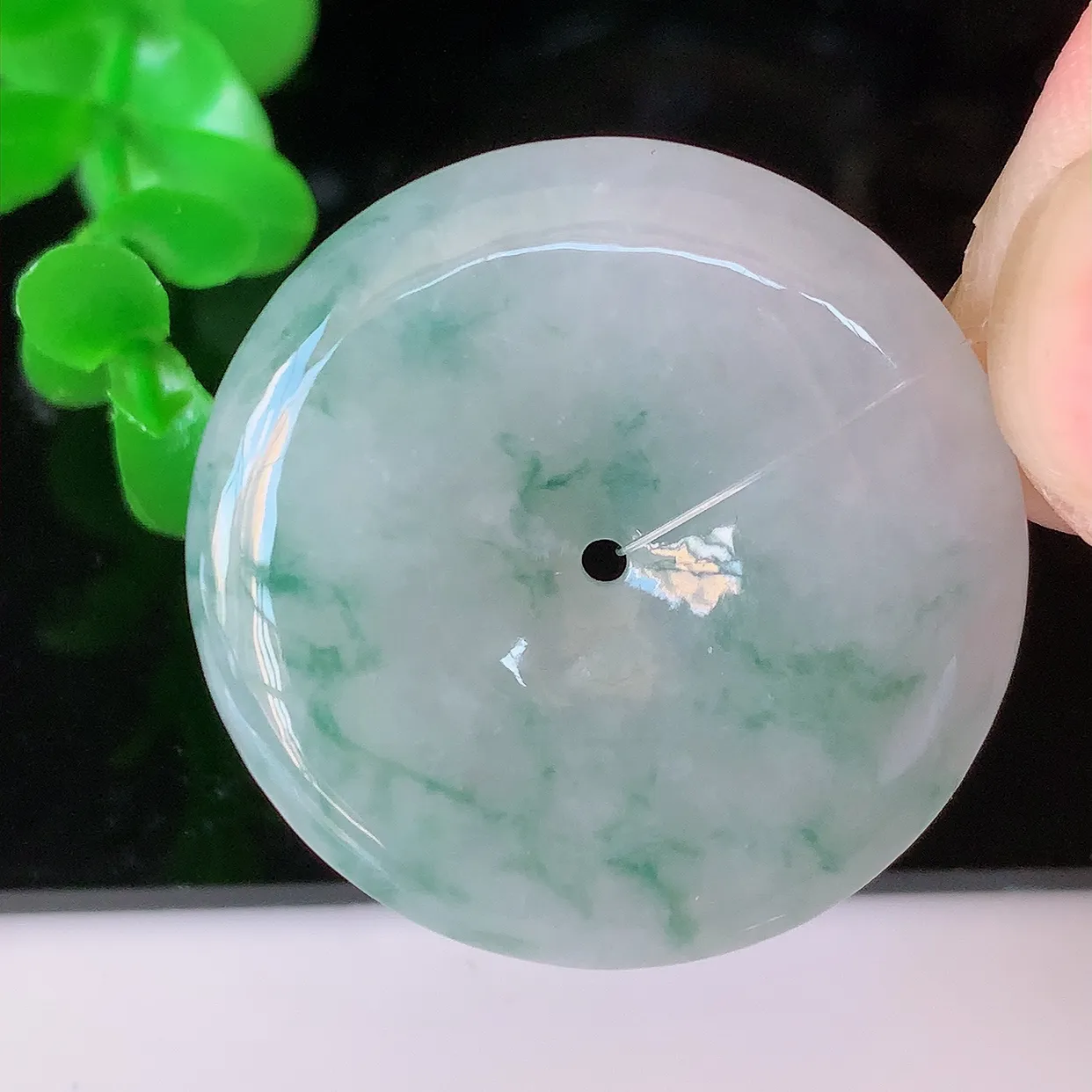 自然光实拍，水润飘花翡翠平安扣吊坠，翠色灵动，玉质细腻，颜色漂亮，品相佳，佩戴佳品！#49.4