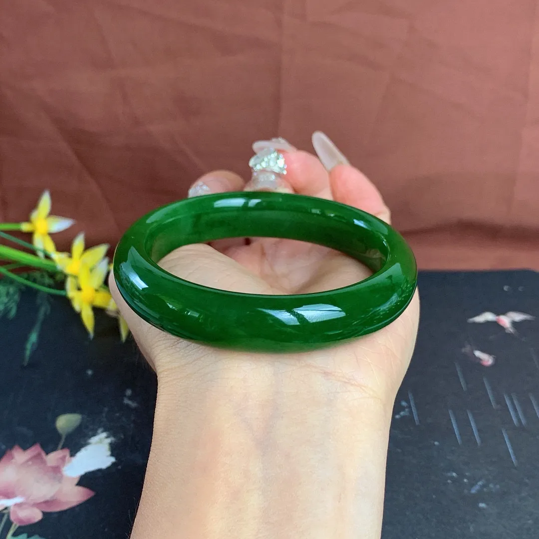 臻品，传家宝，和田玉57圈口鲜菠菜绿碧玉手镯！圈口57宽13.6玉质细腻油润 底色纯净 无裂无杂 脂