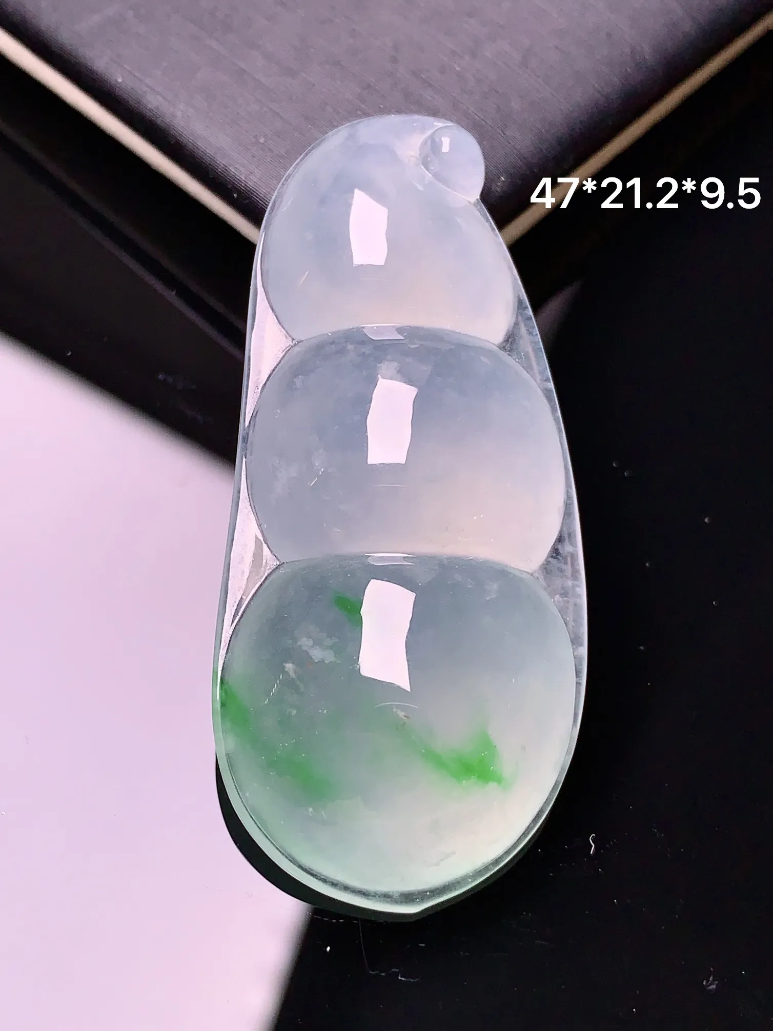 冰种飘绿四季豆吊坠 玉质细腻 色泽清新艳丽 整体尺寸47*21.2*9.5
