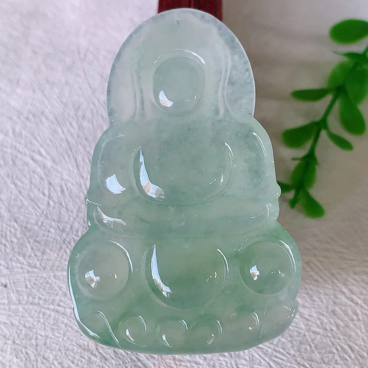 自然光实拍，大件冰种飘花翡翠正庄观音菩萨吊坠，赐福翡翠观音，翠绿迷人，观音面相端庄，佩戴时尚出众！#57.4