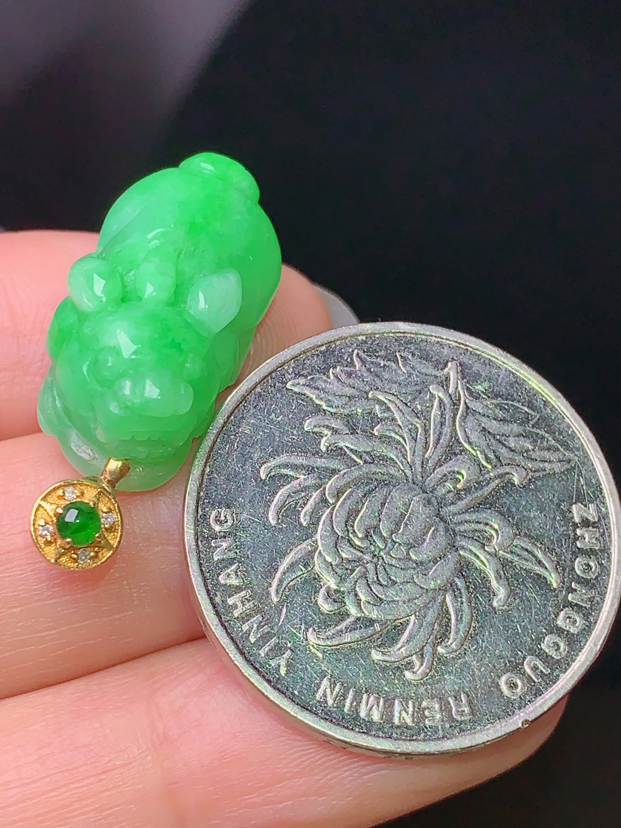 18k金镶嵌翠绿貔貅吊坠 玉质细腻 色泽清新艳丽 整体尺寸27*10.5*8.6