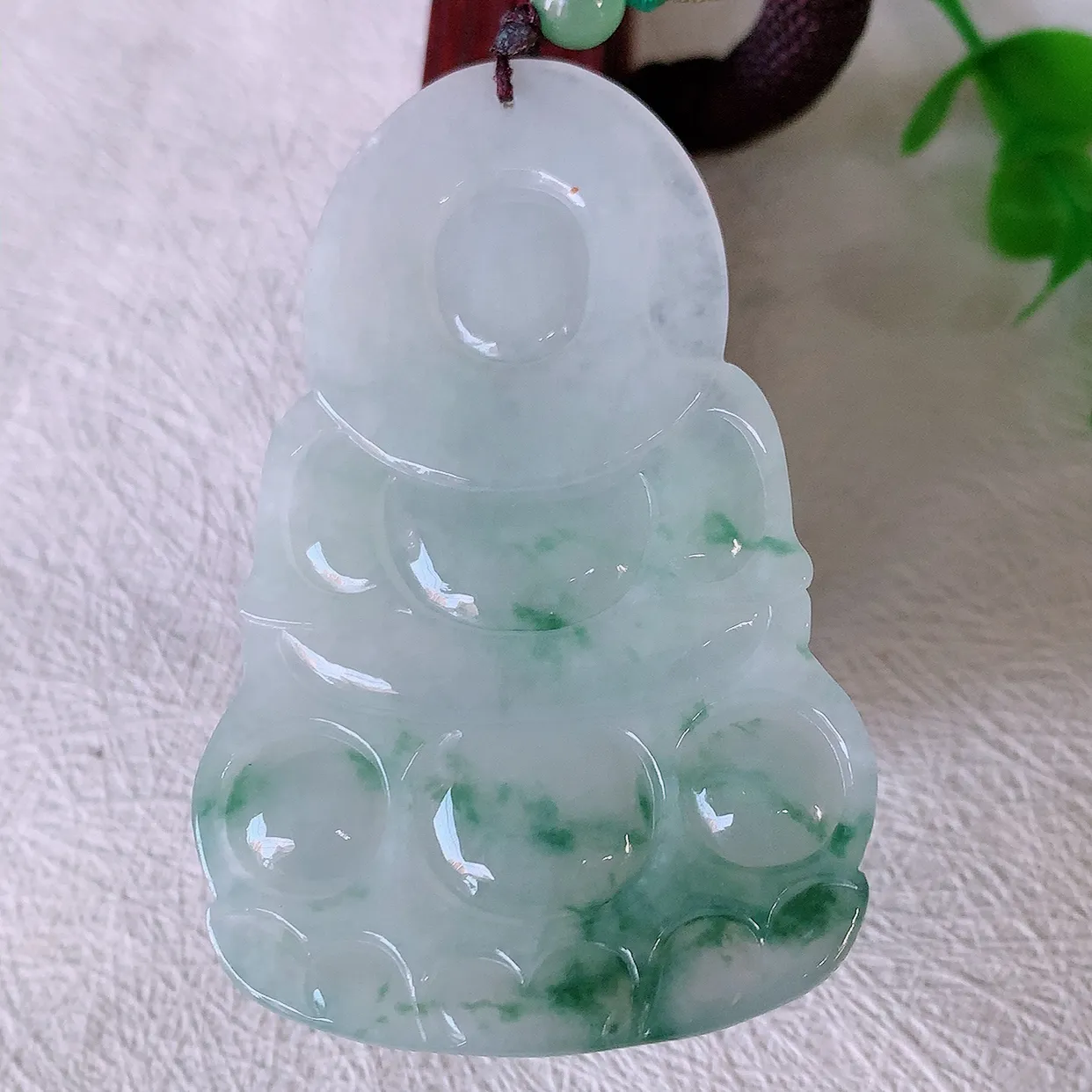 自然光实拍，大件冰飘花观音吊坠，赐福翡翠观音，翠绿迷人，观音面相端庄，佩戴时尚出众！#46.4