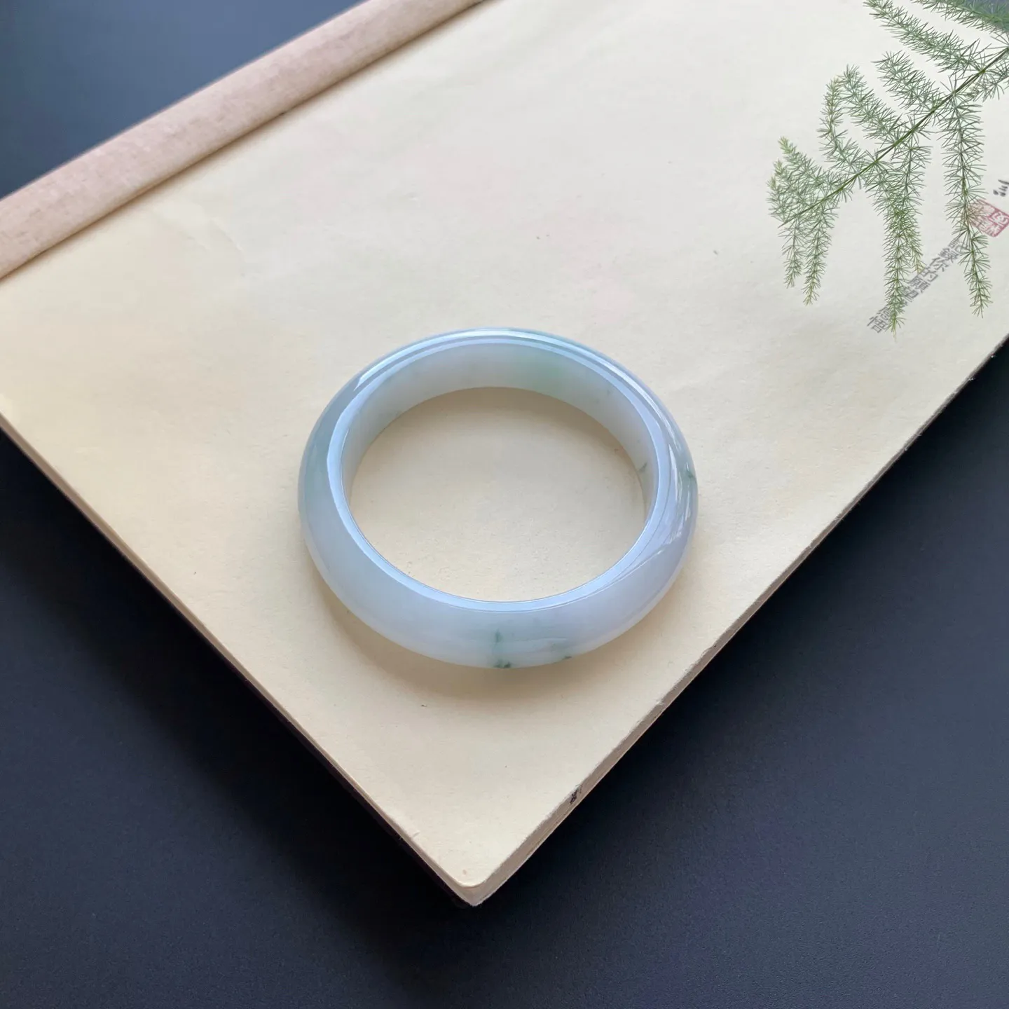 54圈口飘花正圈手镯 尺寸：54-12.5-8.6，无纹裂，细腻光滑，花色飘逸