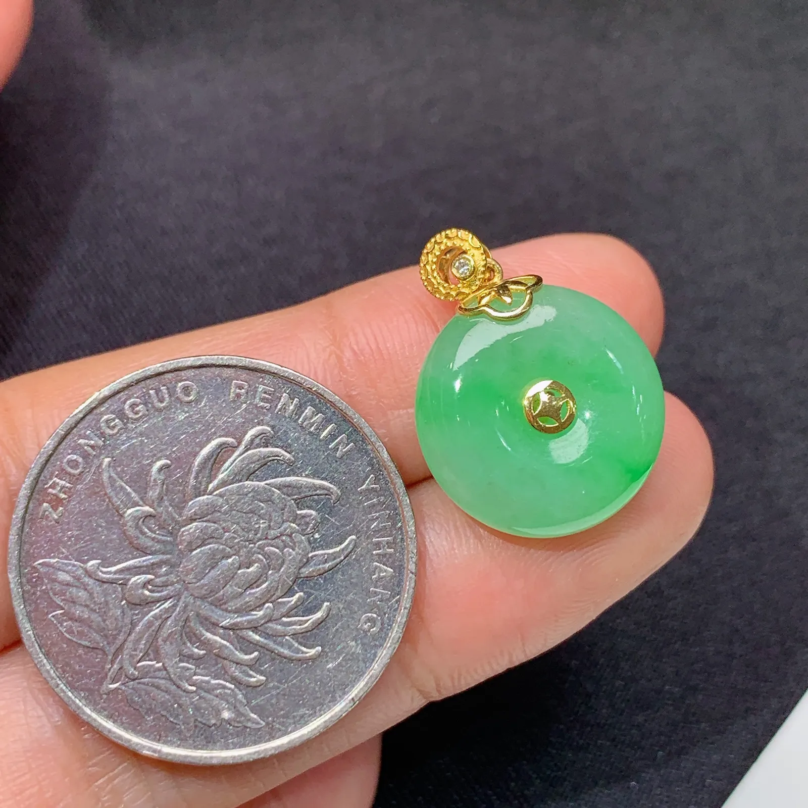 飘绿平安扣吊坠，18k金镶嵌，冰润色阳，玉质细腻，种水足 尺寸20.6*15.2*5.3