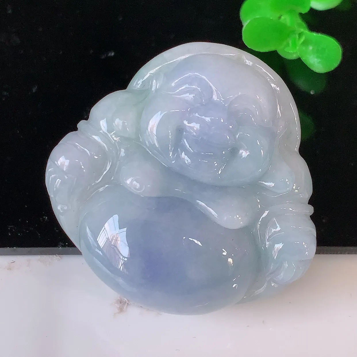 自然光实拍，大件厚装冰润紫罗兰翡翠佛公吊坠，翡翠开心笑佛，种老水足，颜色漂亮，立体饱满圆润，佩戴效果