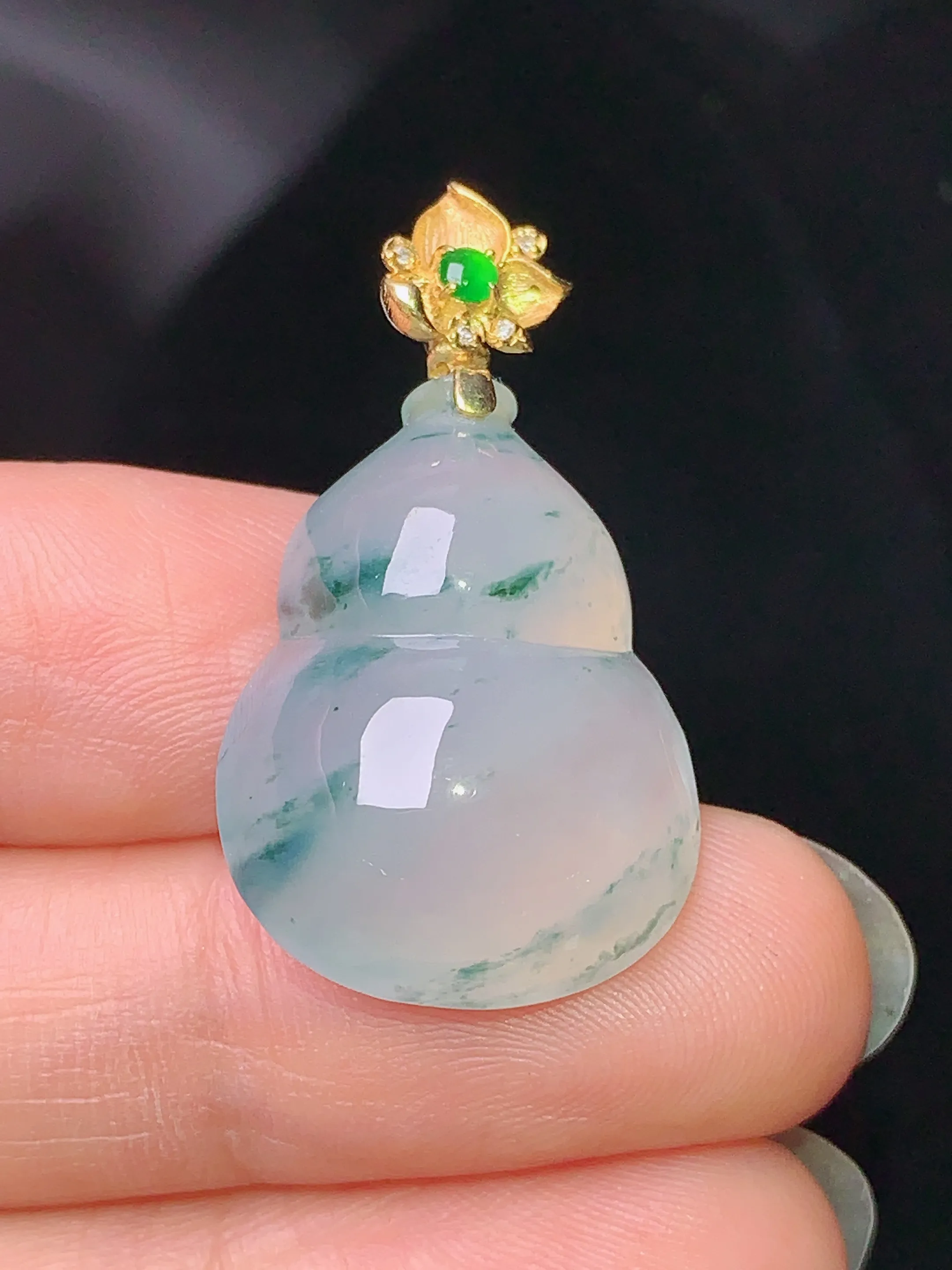 18k金钻镶嵌飘绿葫芦吊坠 玉质细腻 色泽清新艳丽 整体尺寸32.5*17.7*8.6