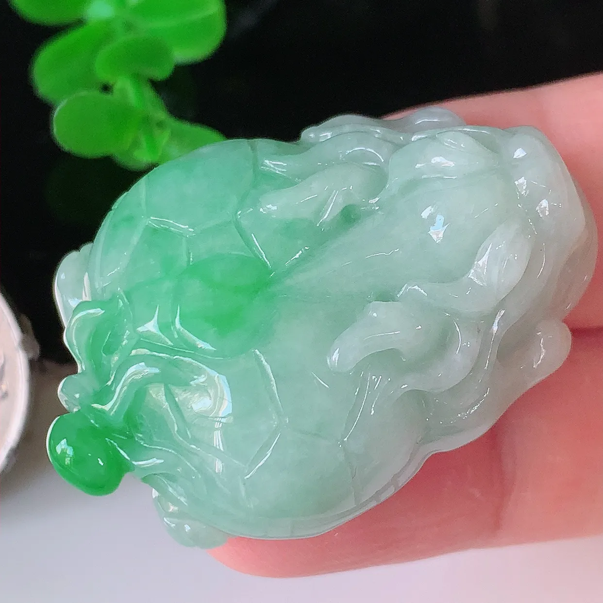 自然光实拍，冰润飘绿翡翠招财龙龟吊坠，种老水足，雕工精湛 ，寓意美好，佩戴时尚出众！#87.4