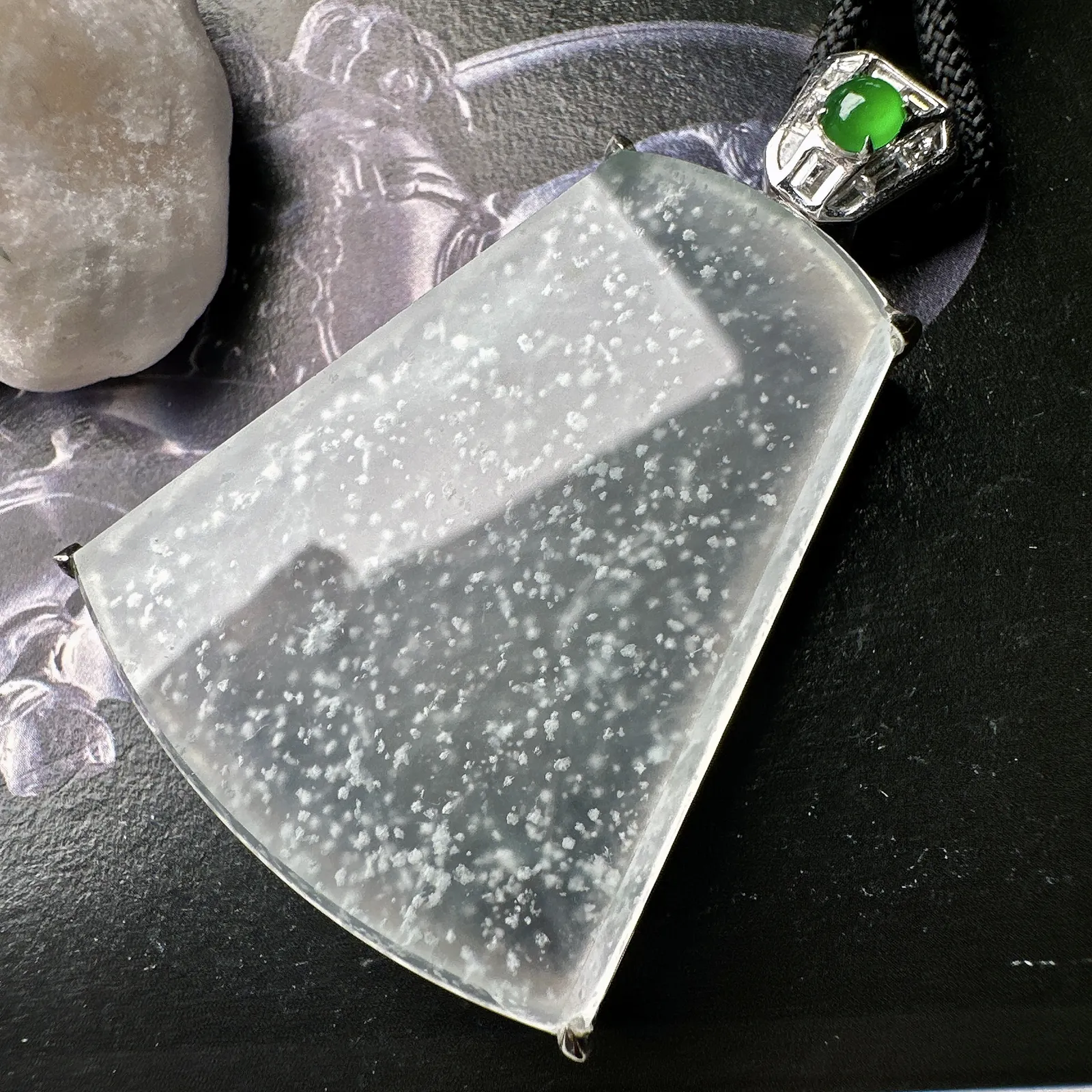 【冰种无事牌】老坑雪花棉，种地优秀，质地细腻冰润，通透感上乘，冰胶俱佳，18k金钻镶嵌，裸石尺寸41.7*36.3*4.3毫米