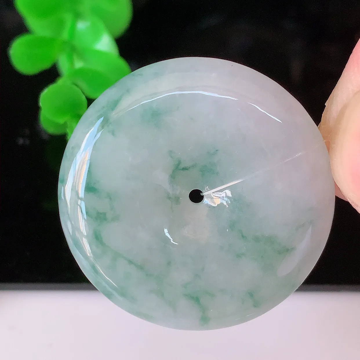 自然光实拍，水润飘花翡翠平安扣吊坠，翠色灵动，玉质细腻，颜色漂亮，品相佳，佩戴佳品！#49.4