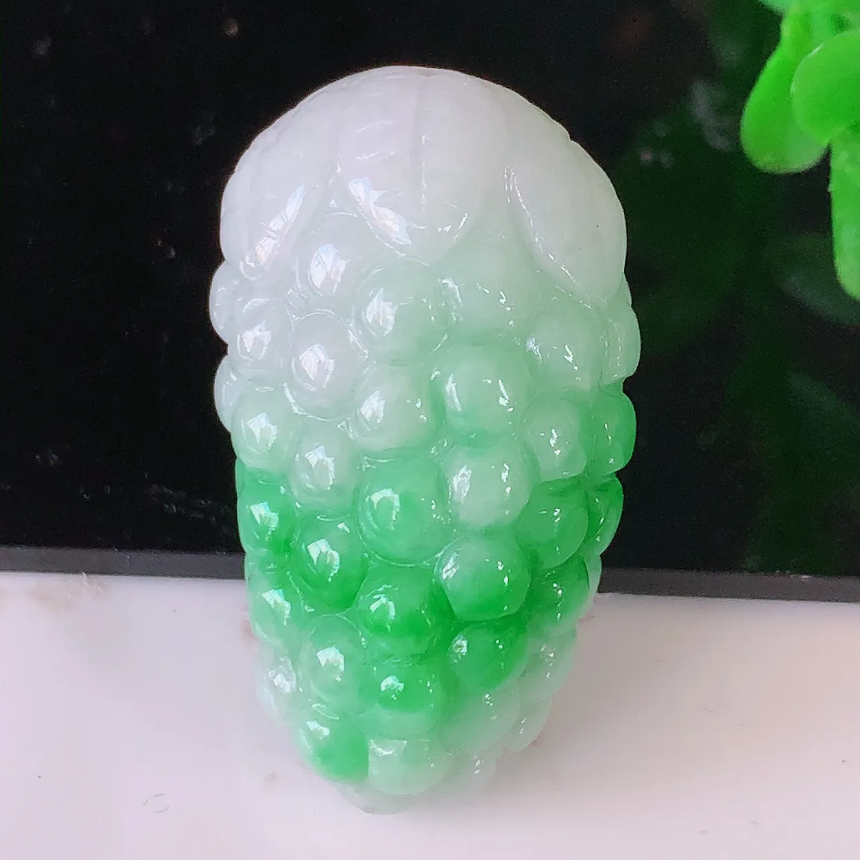 自然光实拍，冰润飘绿翡翠多子多福葡萄吊坠，种老水足，雕工精湛 ，寓意美好，佩戴时尚出众！#1.4