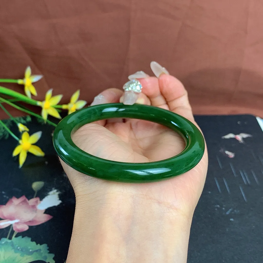 和田玉57圈口菠菜绿圆条碧玉手镯！圈口57宽9玉质细腻油润 底色纯净 无裂无棉 脂粉好，品质高。
