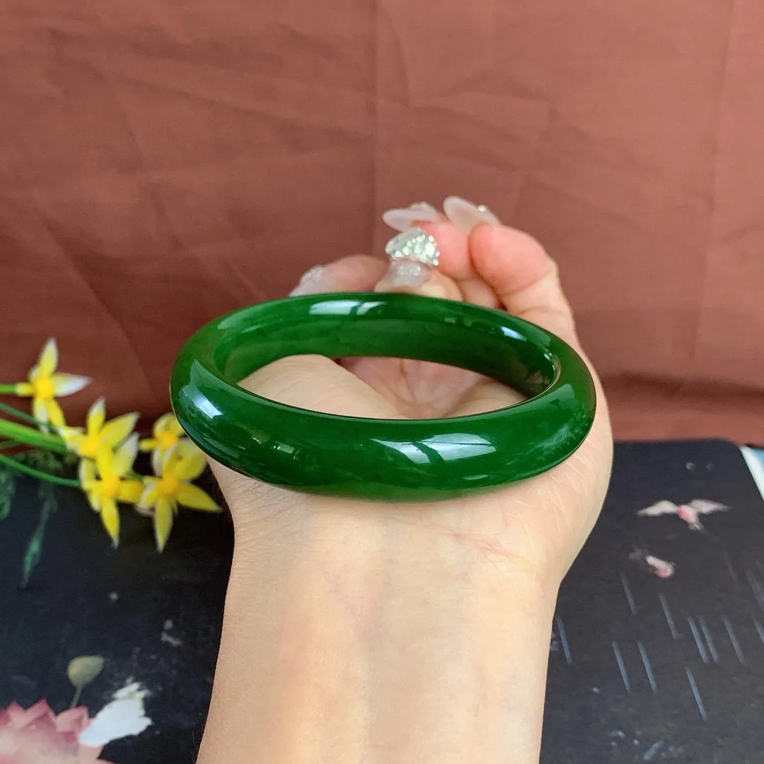 臻品，传家宝，和田玉57圈口鲜菠菜绿碧玉手镯！圈口57宽13.6玉质细腻油润 底色纯净 无裂无杂 脂粉好，品质高。