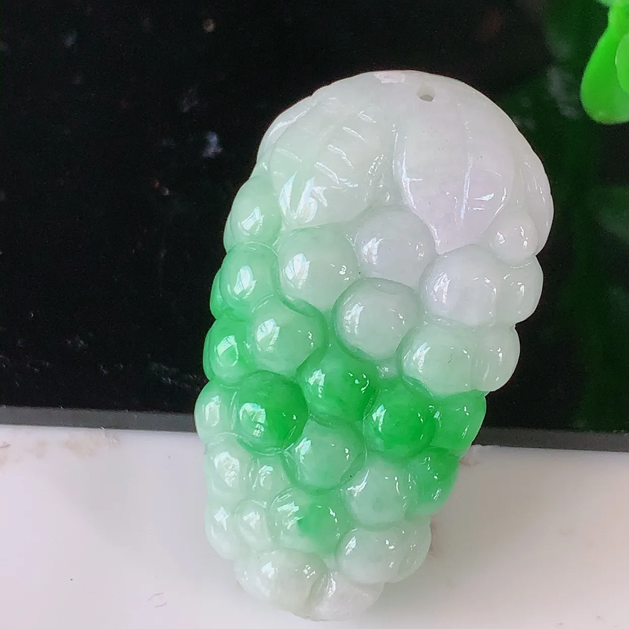 自然光实拍，冰润飘绿翡翠多子多福葡萄吊坠，种老水足，雕工精湛 ，寓意美好，佩戴时尚出众！#1.4