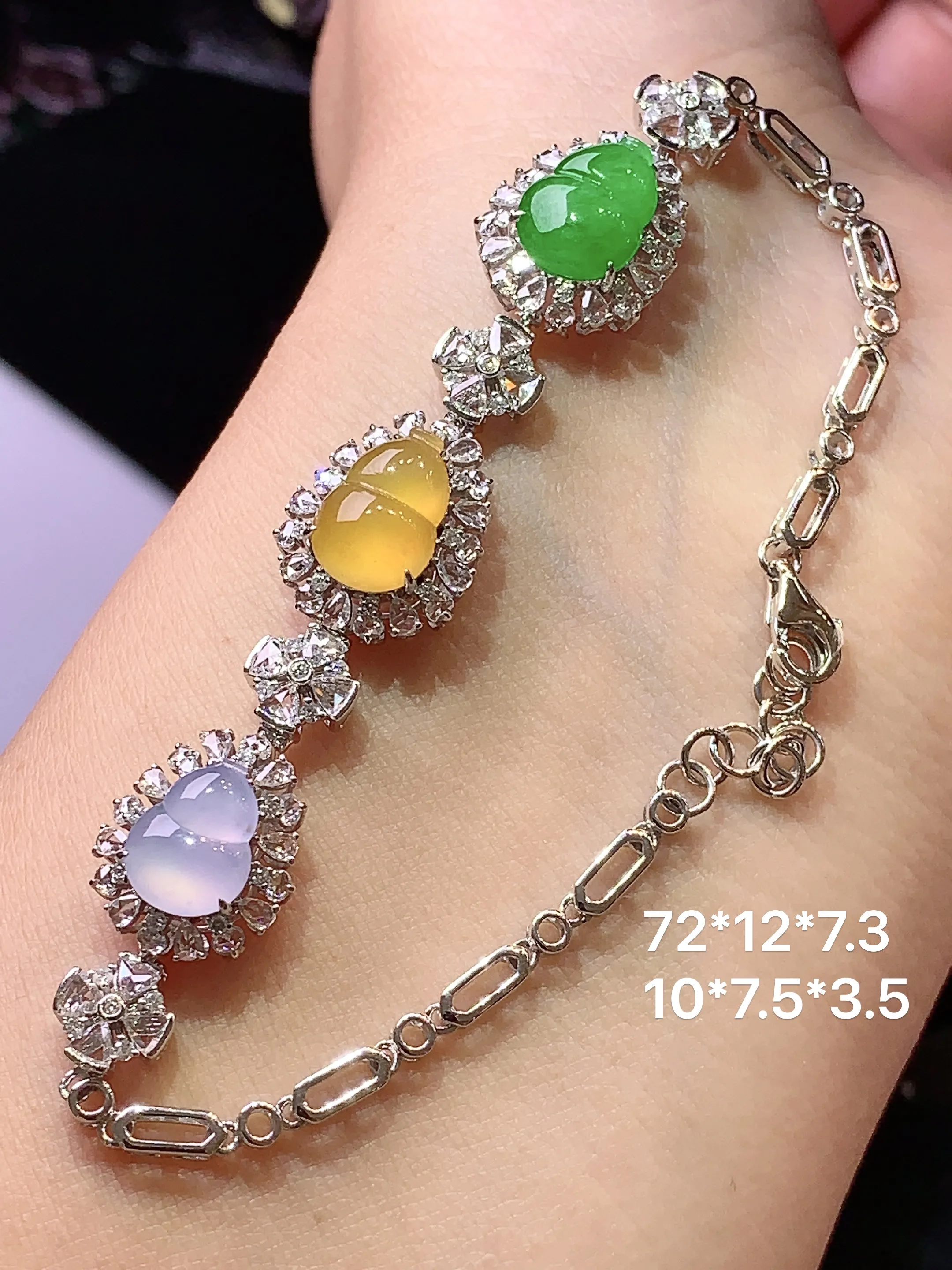 18k金钻镶嵌多彩葫芦手链 玉质细腻 色泽清新艳丽 整体尺寸72*12*7.3