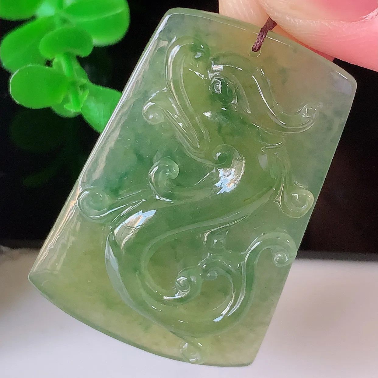 自然光实拍，精雕冰种黄加绿翡翠龙牌吊坠，龙行天下，雕工立体精湛，翡翠龙牌，种老水足，配戴霸气时尚，值得收藏!#81.4