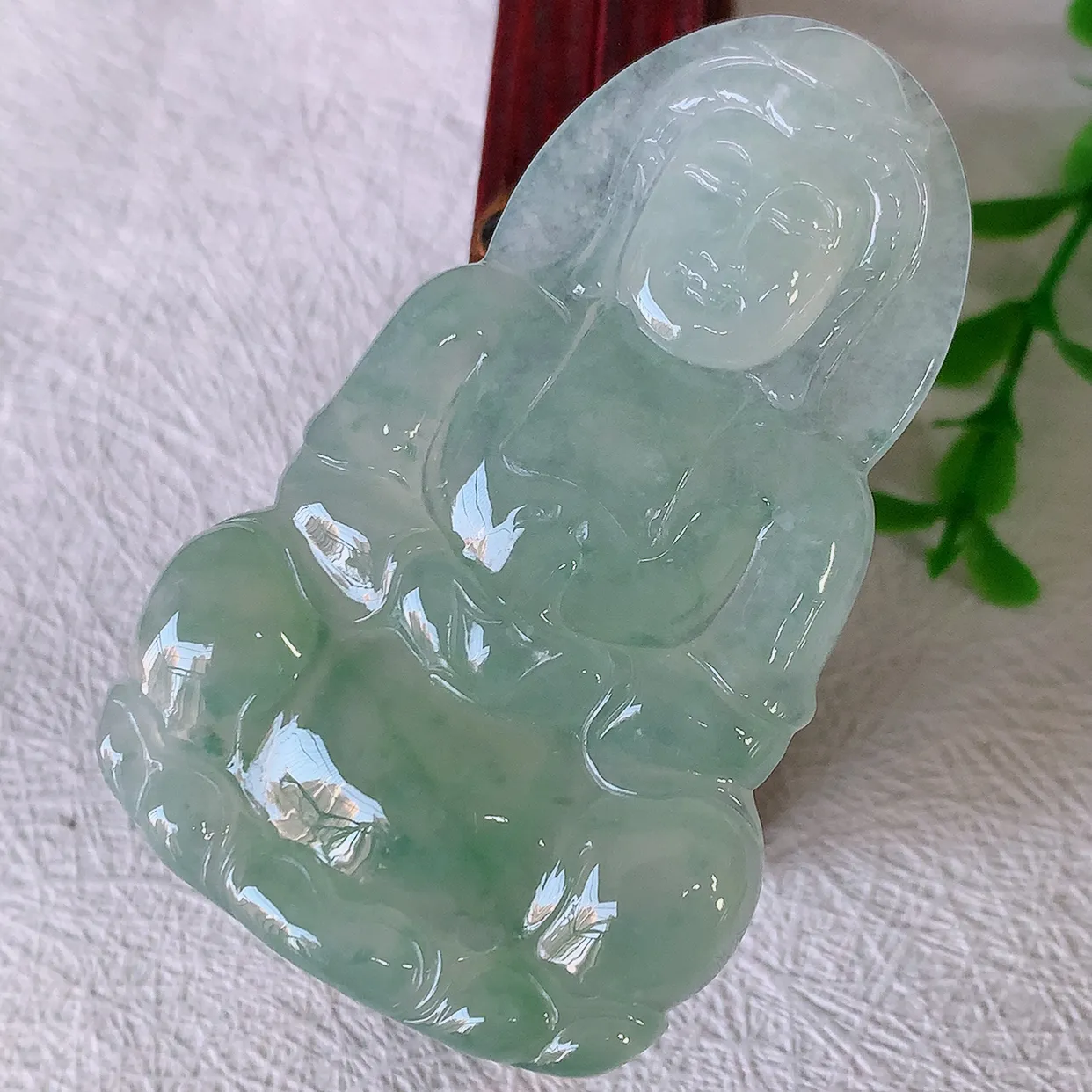 自然光实拍，大件冰种飘花翡翠正庄观音菩萨吊坠，赐福翡翠观音，翠绿迷人，观音面相端庄，佩戴时尚出众！#57.4