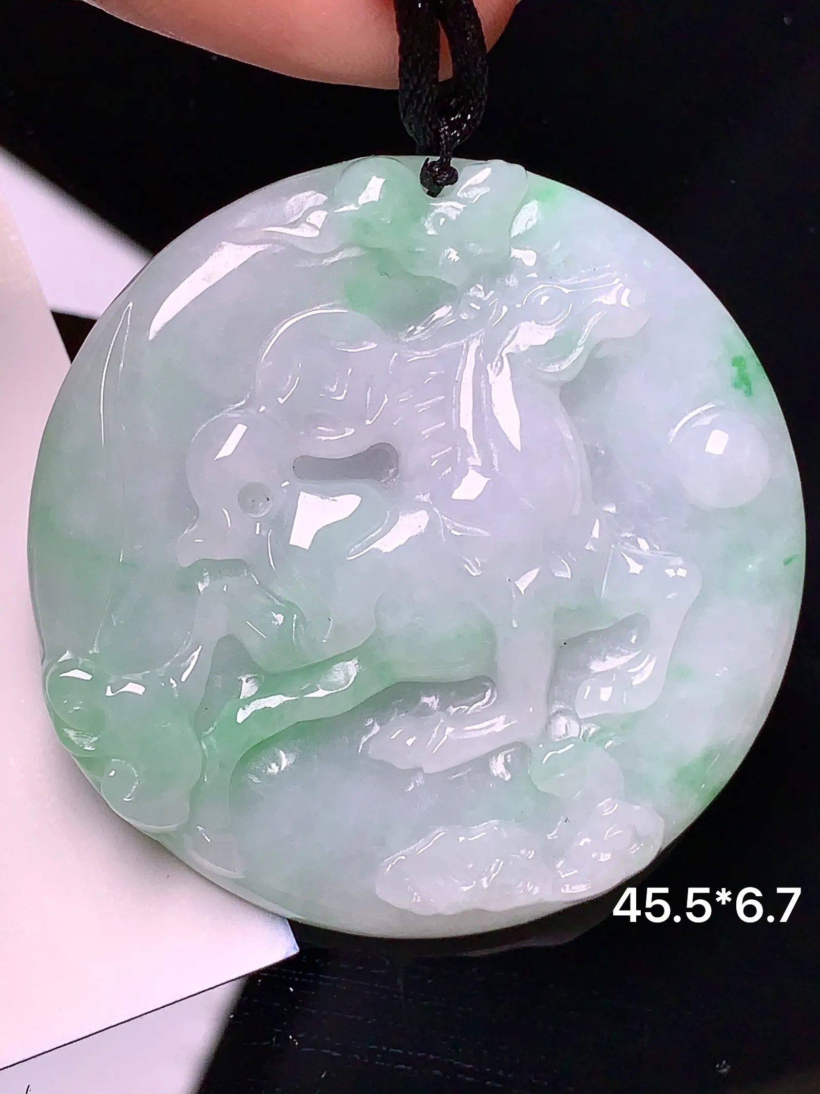 飘绿生肖马牌吊坠 玉质细腻 色泽清新艳丽 整体尺寸45.5*6.7