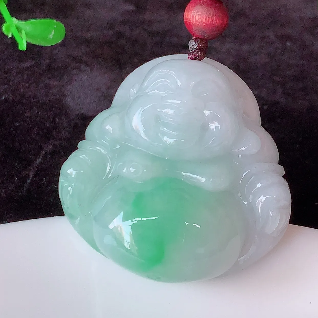 自然光实拍，冰润飘绿佛公吊坠，翡翠开心笑佛，种老水足，颜色漂亮，立体饱满圆润，佩戴效果赞#46.4