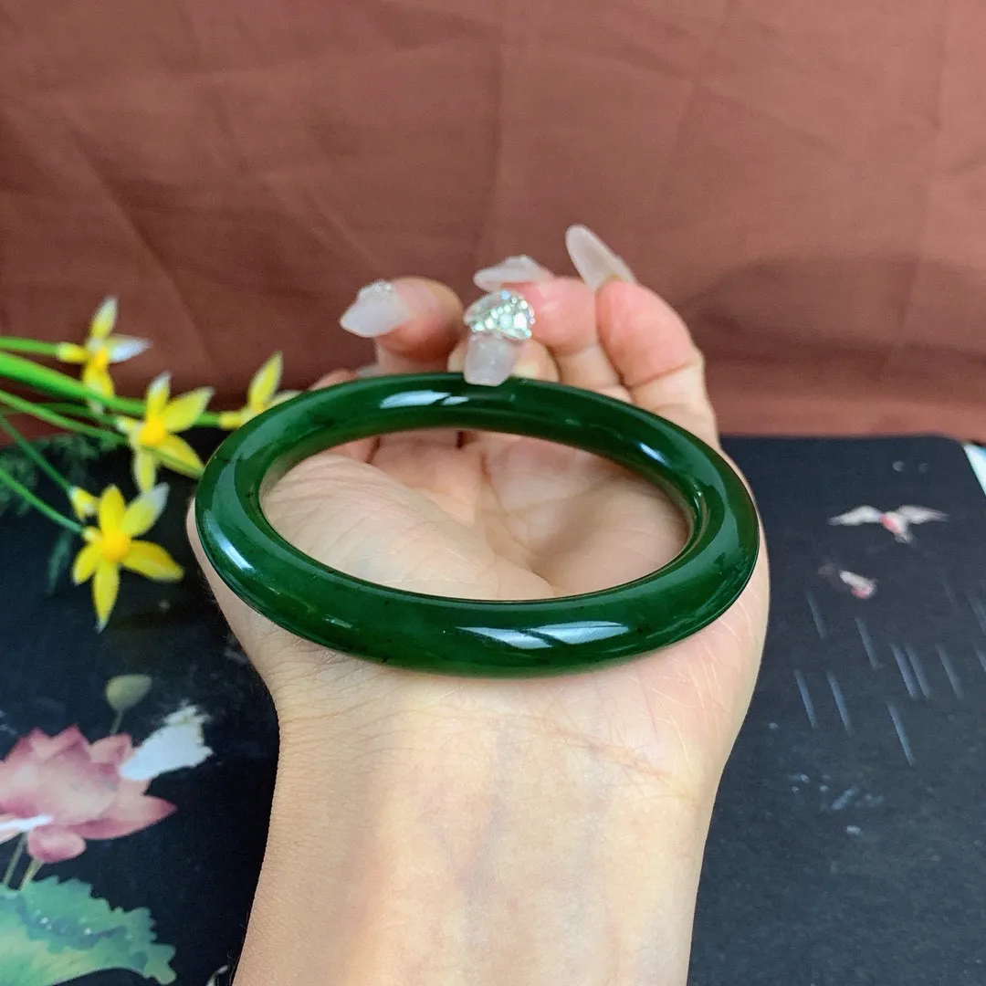 和田玉56.5圈口菠菜绿圆条碧玉手镯！圈口56.5宽9.2玉质细腻油润 底色纯净 无裂无棉 脂粉好，品质高。