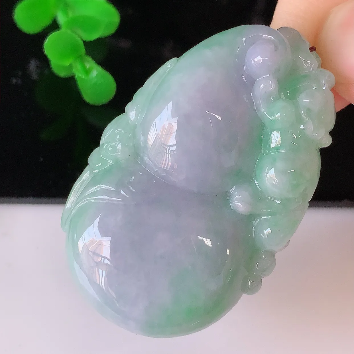 自然光实拍，大件冰润春带彩翡翠葫芦吊坠，葫芦寓意福禄双全，财源滚滚，饱满，清新脱俗，佩戴效果优雅迷人