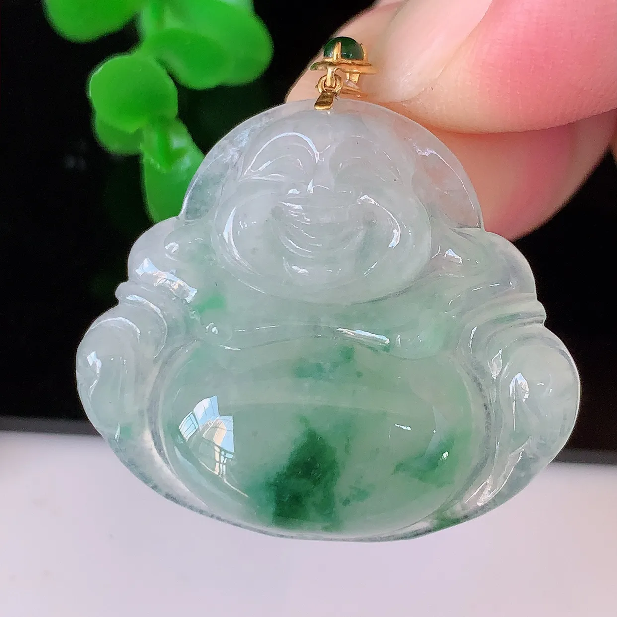 自然光实拍，18K金镶嵌冰种飘花翡翠佛公吊坠，冰透饱满， 佛公亦保平安，寓意有福（佛公）相伴，品相佳，配戴优雅迷人！#49.4整体32.5裸石30.8*27*5.6