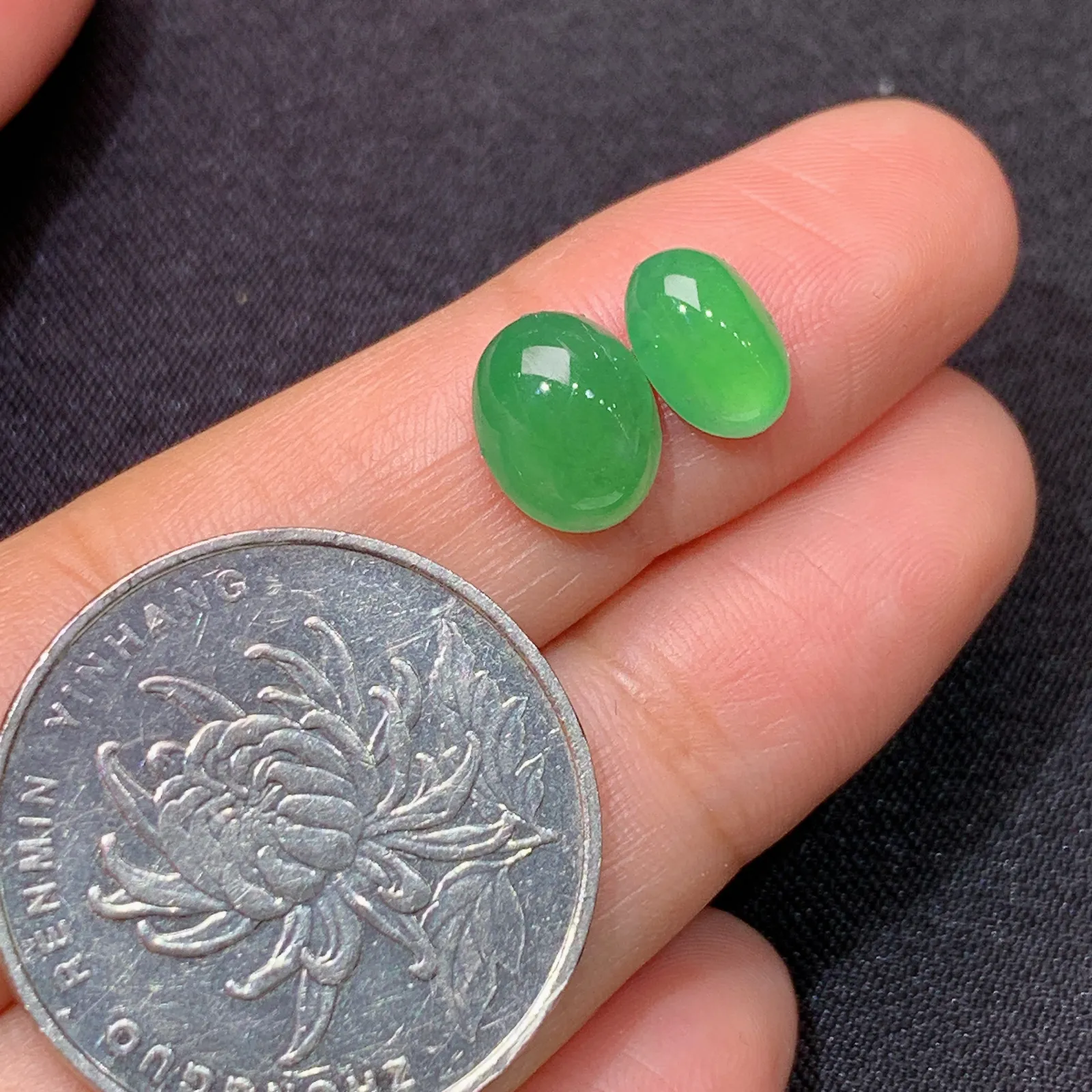 阳绿蛋面一对，镶嵌佳品，冰润色阳，种水足 尺寸8.9*7.3*4.2