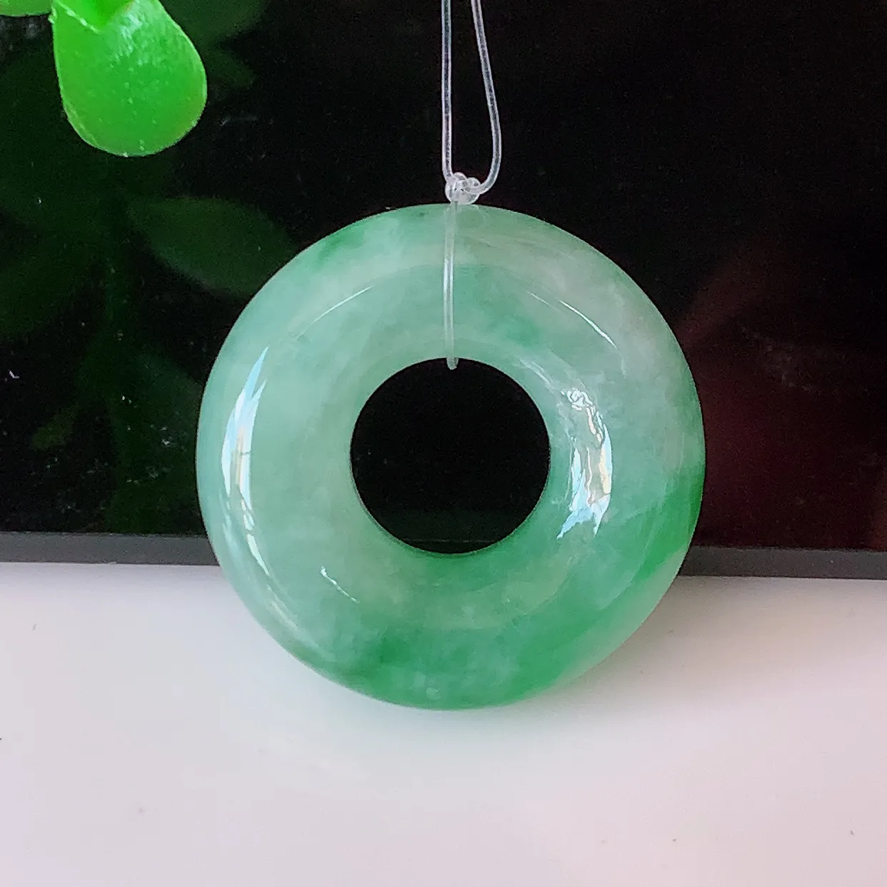 自然光实拍，冰飘花翡翠平安扣吊坠，冰透，灵动飘逸，寓意平平安安，平安扣佩戴端庄漂亮！#49.4