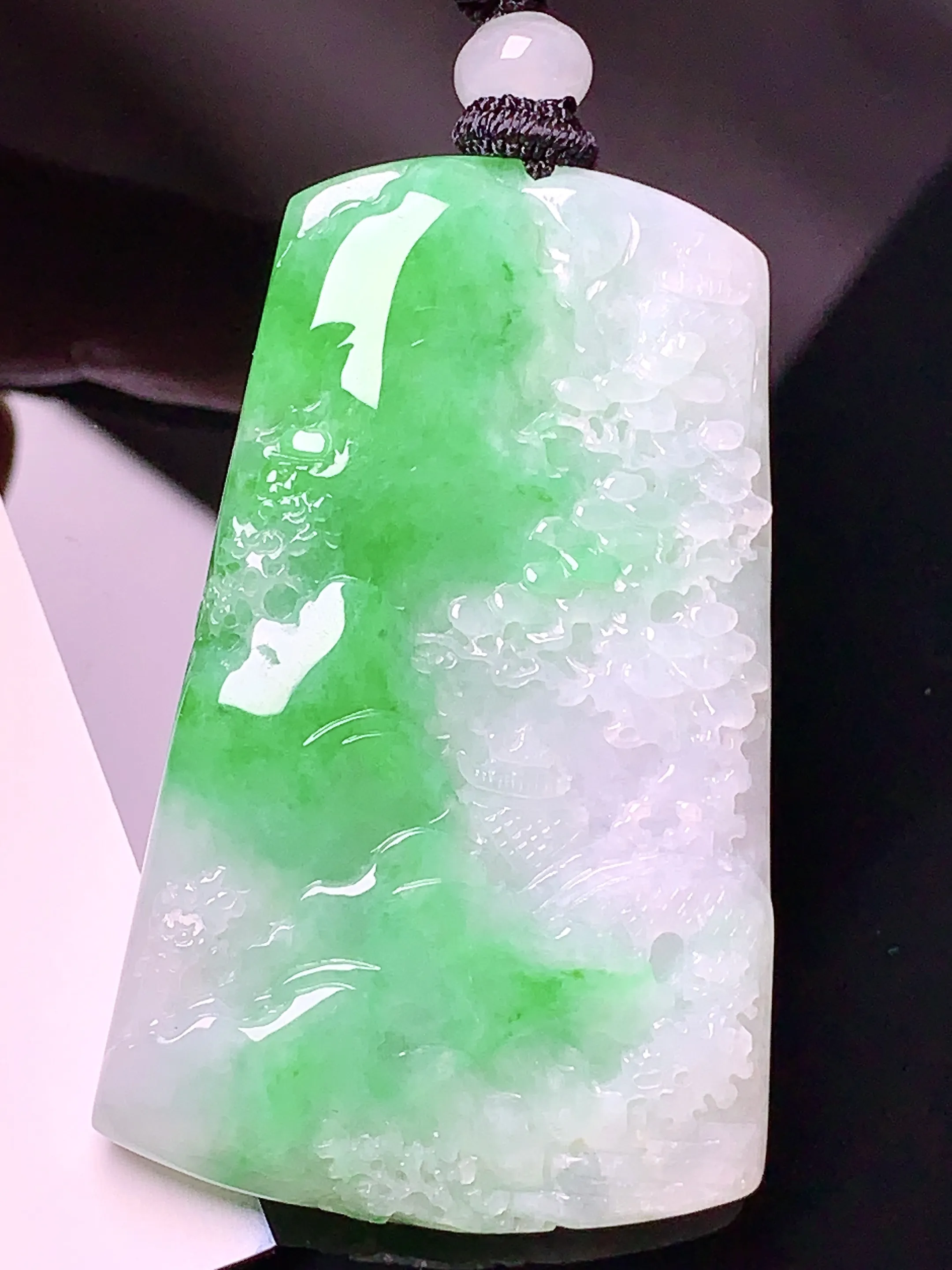 飘绿山水牌吊坠 玉质细腻 色泽清新艳丽 整体尺寸50.8*31.7*6