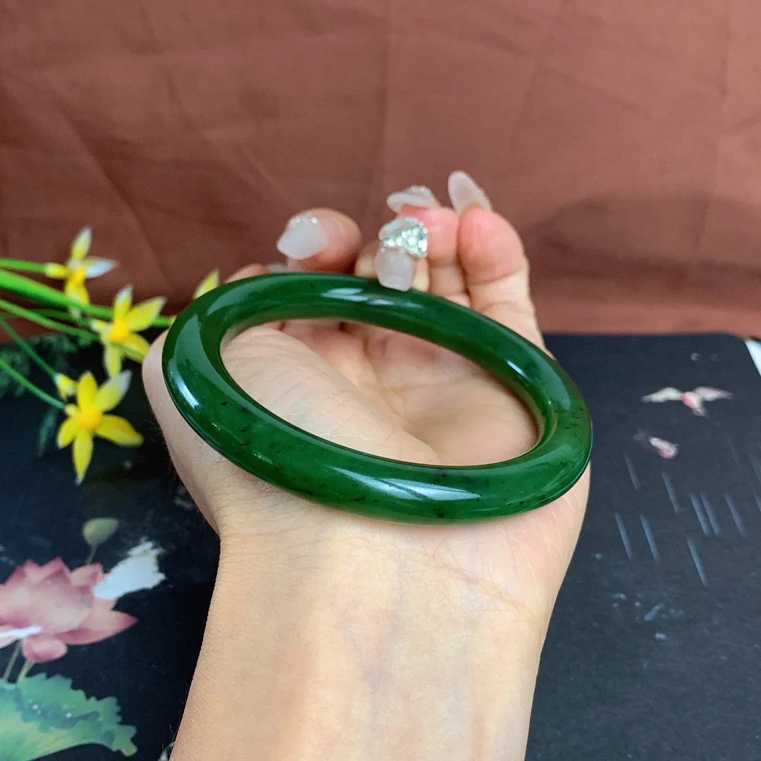 和田玉56.5圈口菠菜绿圆条碧玉手镯！圈口56.5宽9.2玉质细腻油润 底色纯净 无裂无棉 脂粉好，