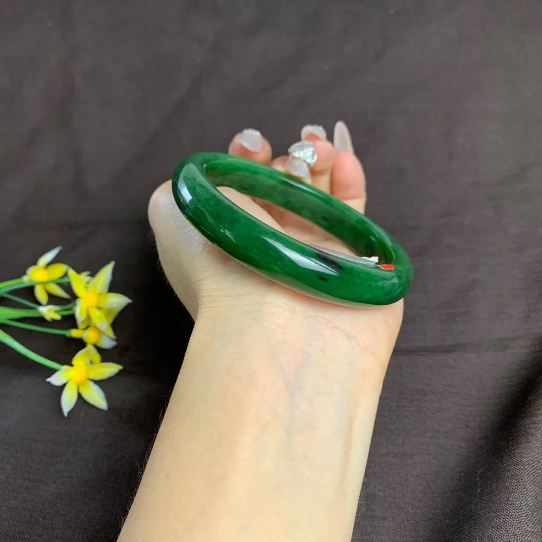 和田玉59圈口菠菜绿黑皮碧玉手镯！圈口59宽12玉质细腻油润 底色纯净 无裂无棉 脂粉好，品质高。